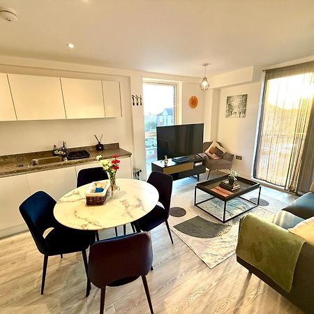 Relaxing 1-Bed Flat In Salford With Street Parking Appartement Manchester Buitenkant foto