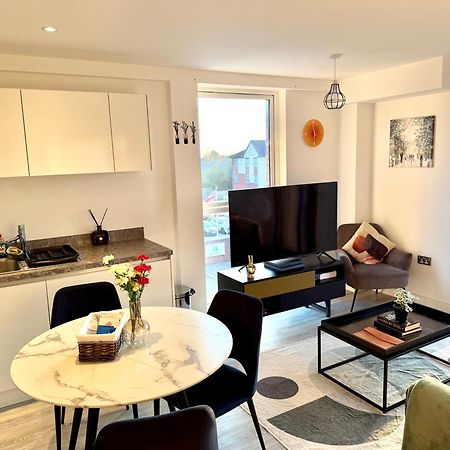 Relaxing 1-Bed Flat In Salford With Street Parking Appartement Manchester Buitenkant foto