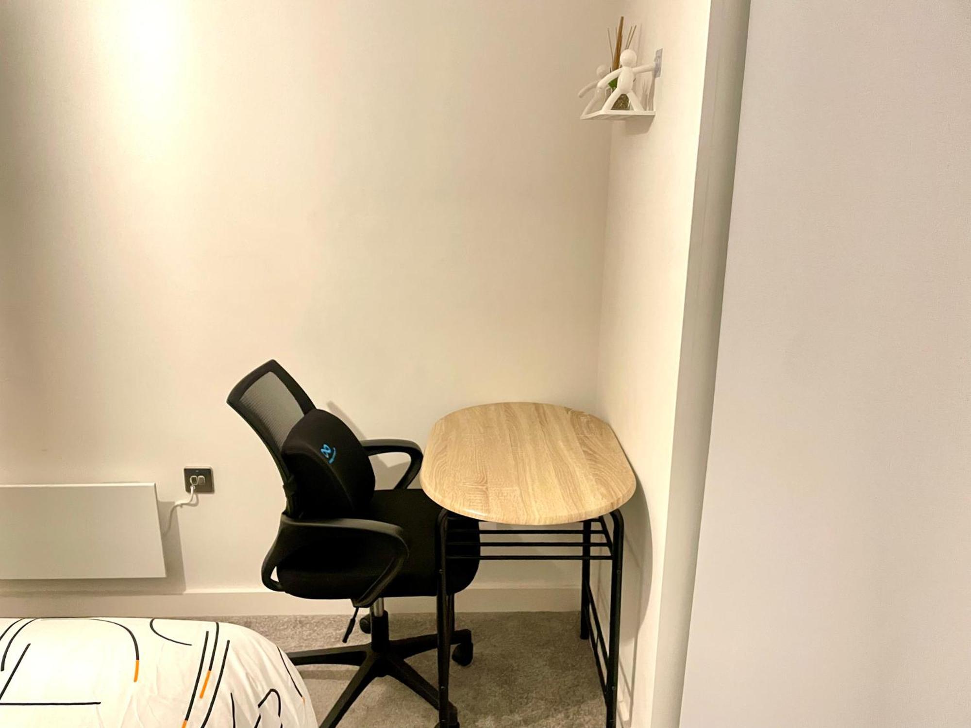 Relaxing 1-Bed Flat In Salford With Street Parking Appartement Manchester Buitenkant foto