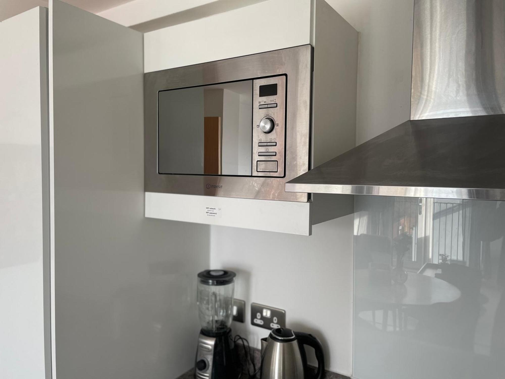 Relaxing 1-Bed Flat In Salford With Street Parking Appartement Manchester Buitenkant foto