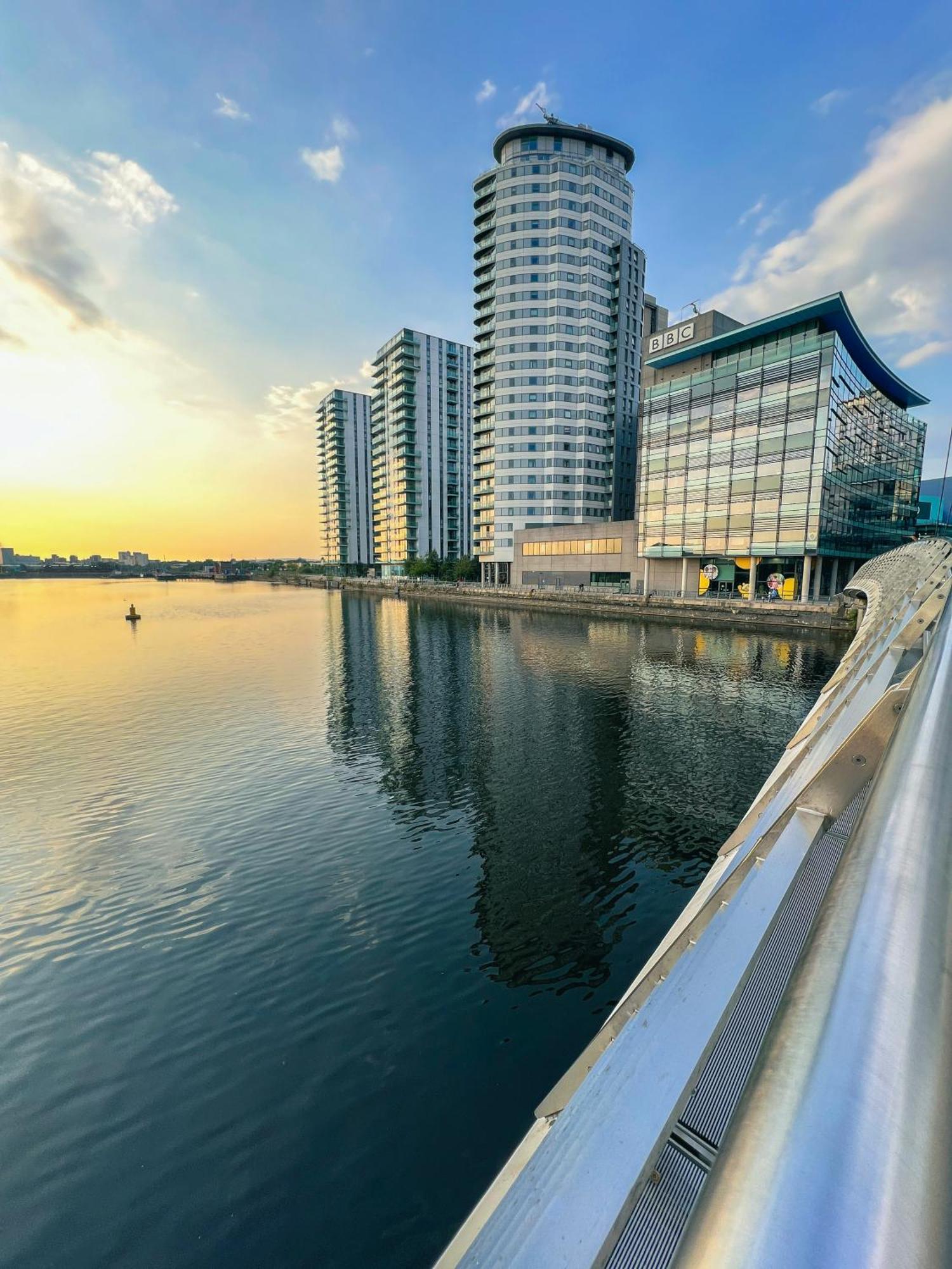 Relaxing 1-Bed Flat In Salford With Street Parking Appartement Manchester Buitenkant foto