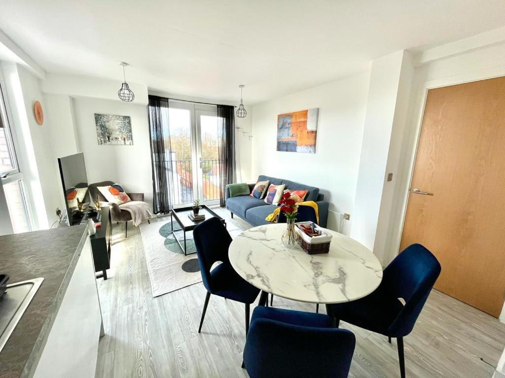 Relaxing 1-Bed Flat In Salford With Street Parking Appartement Manchester Buitenkant foto