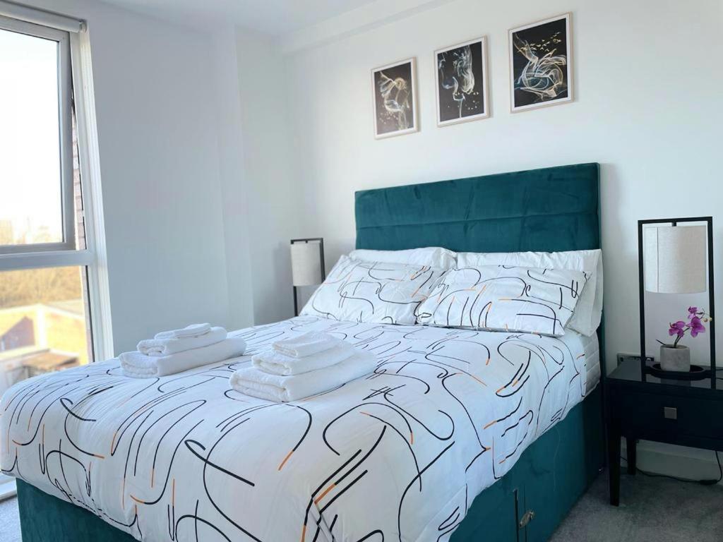 Relaxing 1-Bed Flat In Salford With Street Parking Appartement Manchester Buitenkant foto