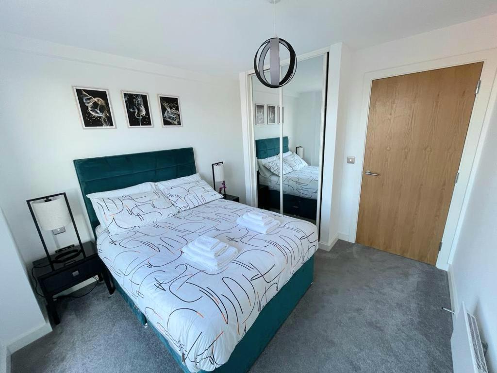 Relaxing 1-Bed Flat In Salford With Street Parking Appartement Manchester Buitenkant foto
