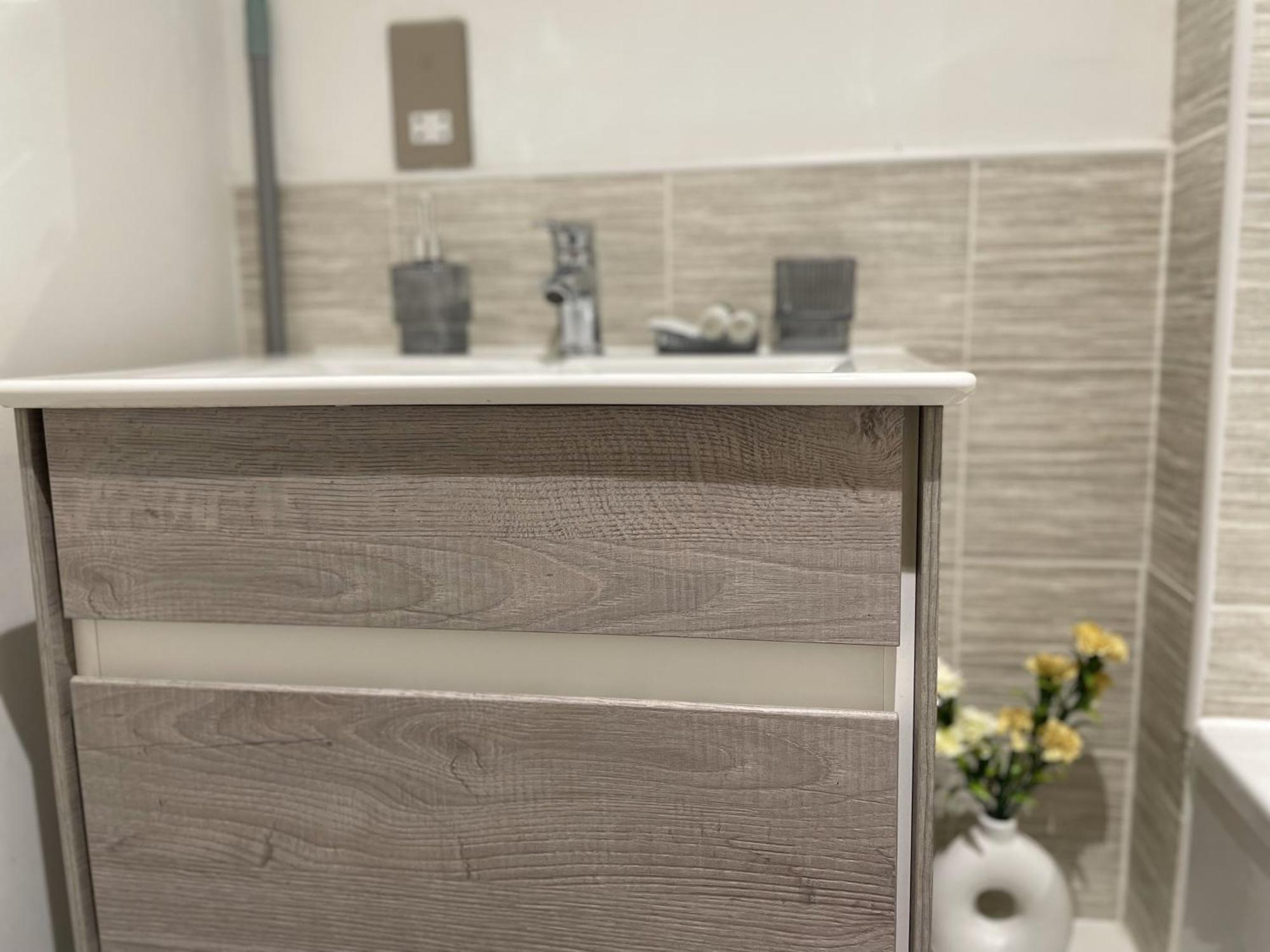Relaxing 1-Bed Flat In Salford With Street Parking Appartement Manchester Buitenkant foto