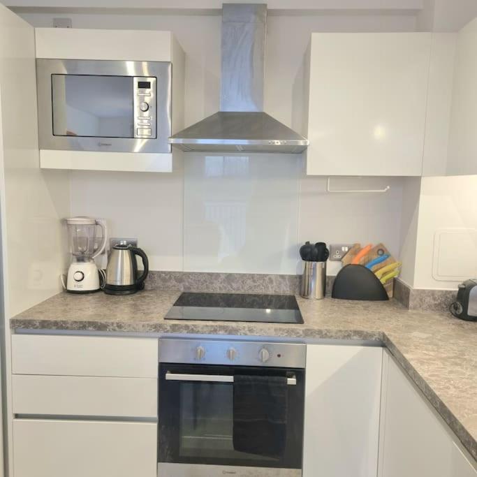 Relaxing 1-Bed Flat In Salford With Street Parking Appartement Manchester Buitenkant foto