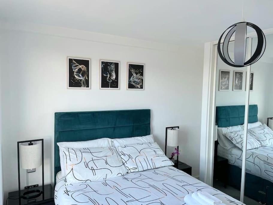 Relaxing 1-Bed Flat In Salford With Street Parking Appartement Manchester Buitenkant foto